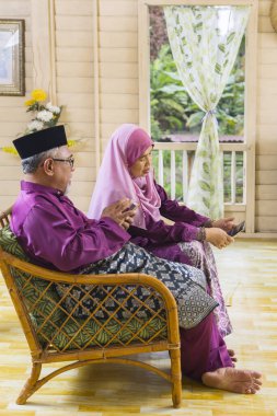 Üst düzey Müslüman çift cep telefonlarını evde kullanıyor.