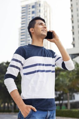 Telefondaki genç adam.