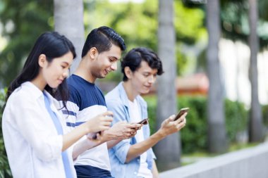 Bir grup arkadaş cep telefonunda