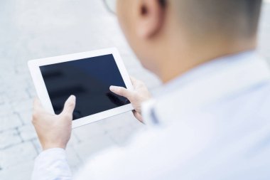 Dijital tablet kullanan bir adam