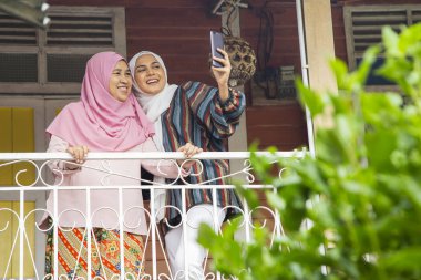 Anne ve kızı selfie çekiyor.