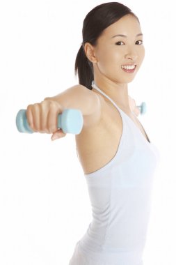 Dambıl kaldıran genç bir kadın.