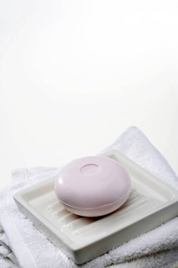 Sabun tepsisinin üstüne yerleştirilmiş bir sabun parçası.
