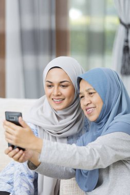 Anne ve kızı selfie çekiyor.