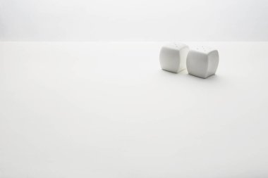 Tuz ve biberliğin yan görüntüsü