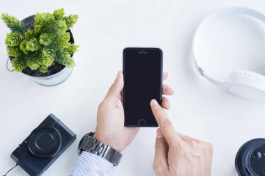 Akıllı telefon tutan adam.