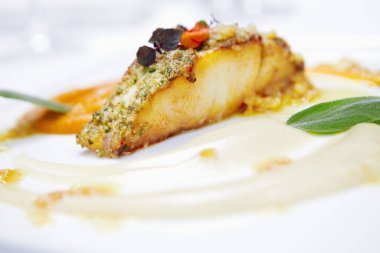 Kremalı kızarmış balık, balkabağı, adaçayı ve karnabahar.