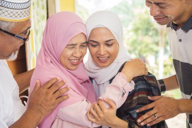 Bayram kutlamaları için eve dönen aile üyeleri.