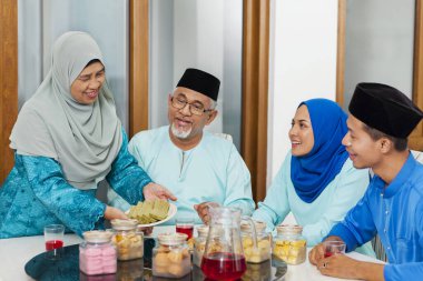 Müslüman aile bayram bayramında ziyafet veriyor