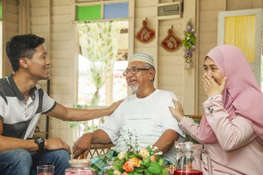 Malay ailesi birlikte vakit geçiriyor.