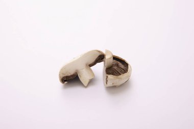 Dilimlenmiş mantar beyaz arkaplan