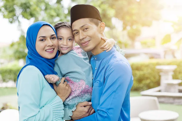 Retrato Feliz Familia Musulmana —  Fotos de Stock