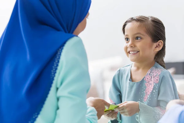 Fille Musulmane Recevant Une Enveloppe Verte Parents Pendant Aïd Fitr — Photo