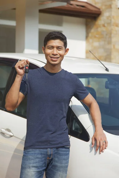 Hombre Feliz Mostrando Nueva Llave Del Coche — Foto de Stock