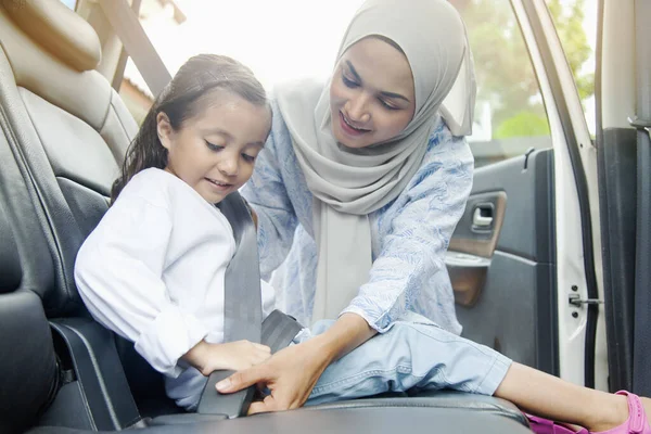 Mère Portant Ceinture Sécurité Pour Fille — Photo