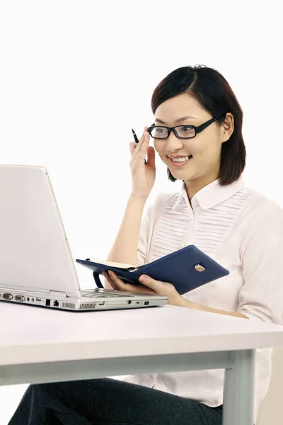 Businesswoman Holding Organizer Seduto Fronte Computer Portatile — Foto Stock