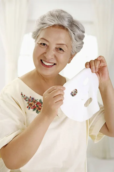 Ηλικιωμένη Γυναίκα Μάσκα Προσώπου Χαμογελώντας — Φωτογραφία Αρχείου