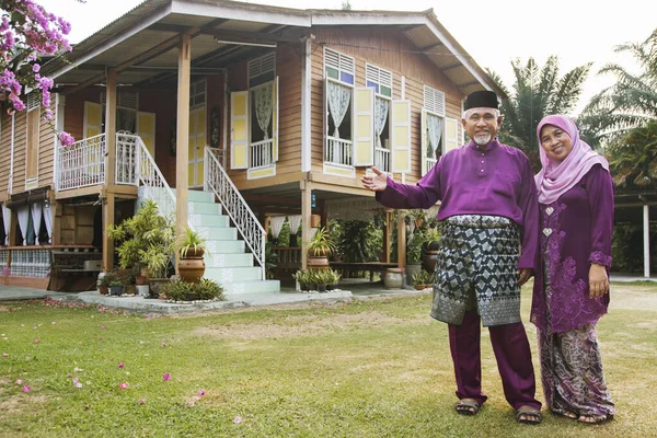 Pareja Musulmana Que Encuentra Fuera Casa —  Fotos de Stock