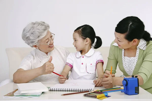 Senior Vrouw Vrouw Tekening Met Meisje — Stockfoto