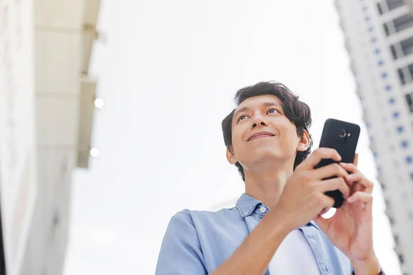 Jeune Homme Avec Smartphone — Photo