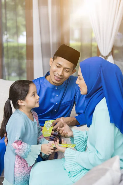 Kurban Bayramı 'nda ebeveynlerinden yeşil zarf alan Müslüman kız