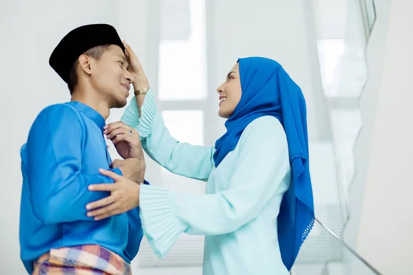 Menengah Pasangan Muslim Dewasa Selama Idul Fitri — Stok Foto