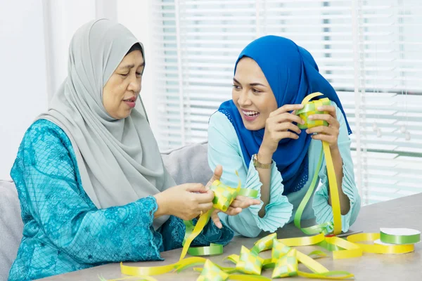 Muzułmańskie Kobiety Tkactwo Ketupats Wstążka — Zdjęcie stockowe
