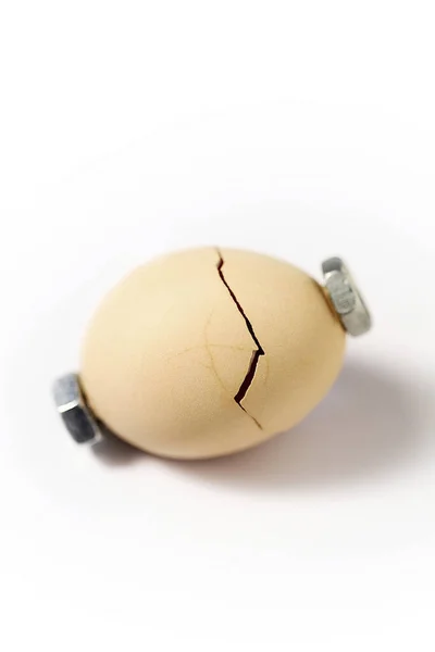 Разбитое Яйцо Удерживаемое Орехами — стоковое фото