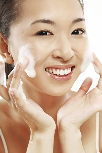 Mujer Usando Espuma Facial —  Fotos de Stock