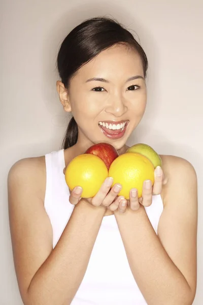 Γυναίκα Που Κατέχει Μήλα Και Πορτοκάλια — Φωτογραφία Αρχείου