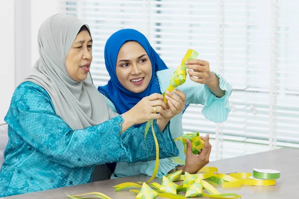 リボンケツパツを織るイスラム教徒の女性 — ストック写真