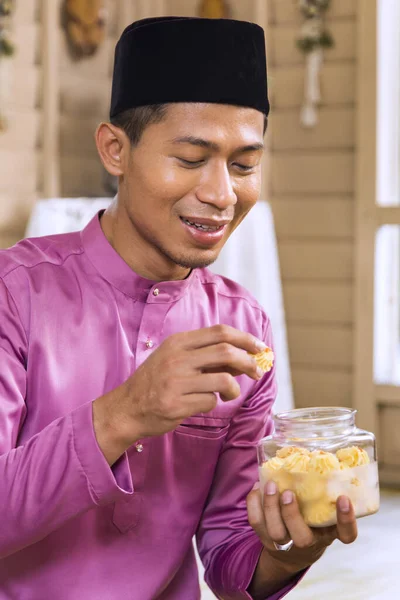 伝統的なマレーのクッキーを取るイスラム教徒の男 — ストック写真