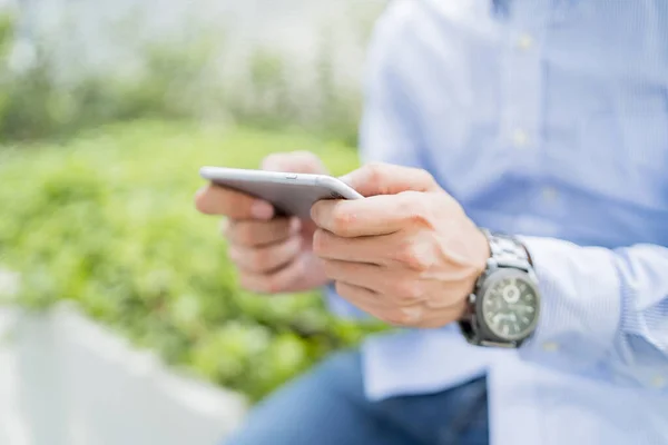 Man Playing Game Mobile Phone — Stock Photo, Image