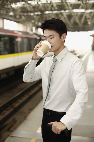 Homme Affaires Buvant Une Tasse Café Attendant Train — Photo