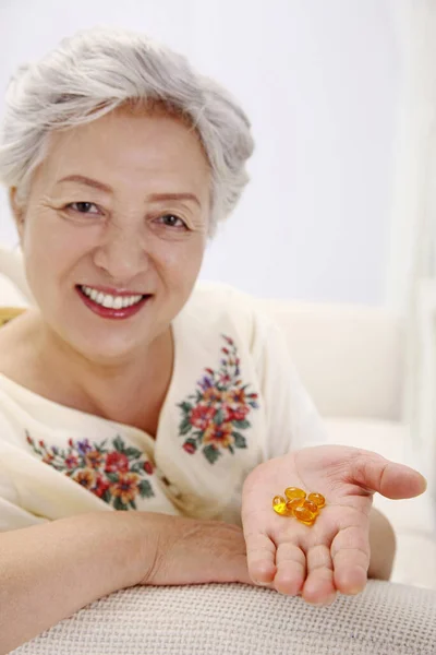 Mujer Mayor Mostrando Pastillas Palma —  Fotos de Stock