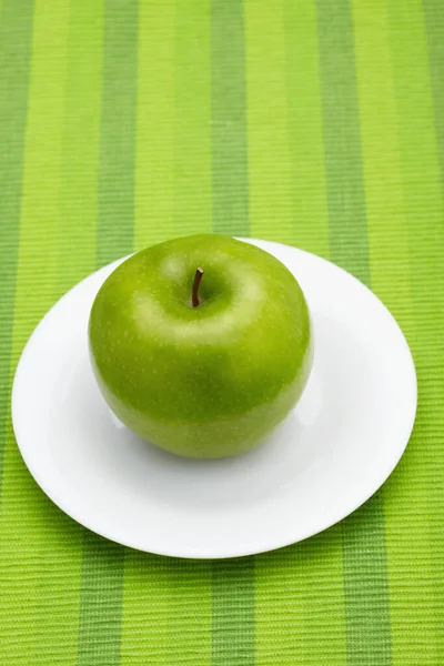 Pomme Verte Sur Une Assiette — Photo