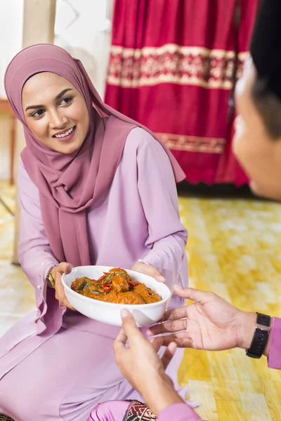 Mulher Muçulmana Servindo Uma Tigela Frango Rendang Para Homem — Fotografia de Stock