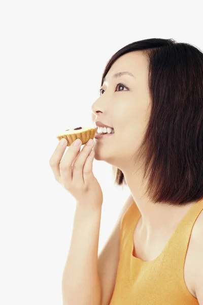 Mulher Comendo Torta Queijo Mirtilo — Fotografia de Stock