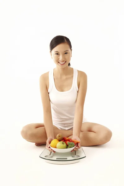 Vrouw Met Een Kom Groenten Fruit Weegschaal — Stockfoto