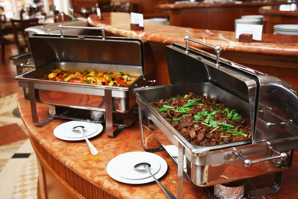 Aşındırıcı tabakta açık büfe yemeği.