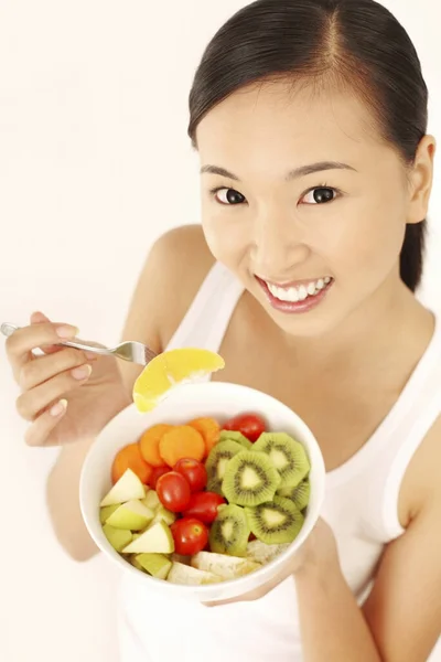 Mulher Desfrutando Uma Salada Frutas Vegetais — Fotografia de Stock
