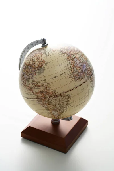 Globe Tegen Witte Achtergrond — Stockfoto