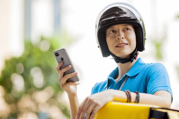 Livreur Nourriture Vérifiant Emplacement Avec Téléphone Portable — Photo