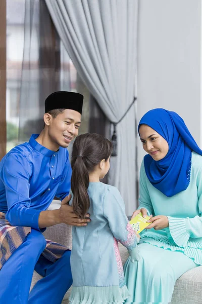 Menina Muçulmana Recebendo Envelope Verde Dos Pais Durante Eid Fitr — Fotografia de Stock