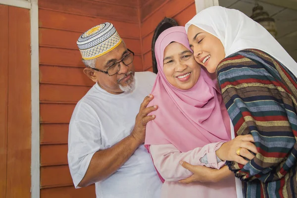 Bayram kutlamaları için eve dönen aile üyeleri.