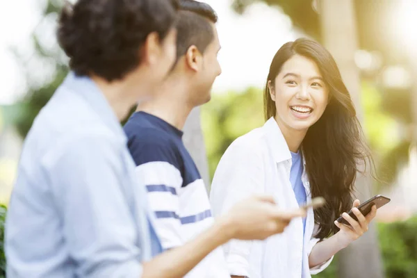 Jeunes Adultes Joyeux Avec Smartphones — Photo