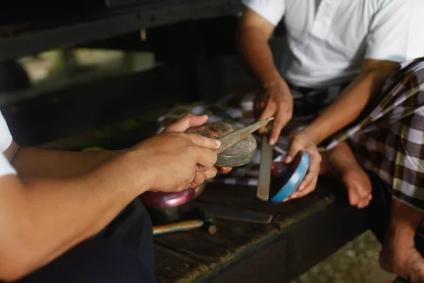 Hombres Reparar Tapas Vista Cerca —  Fotos de Stock