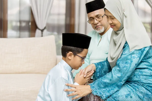 Acto Tradicional Respeto Familia Musulmana Contra Eid Fitr —  Fotos de Stock