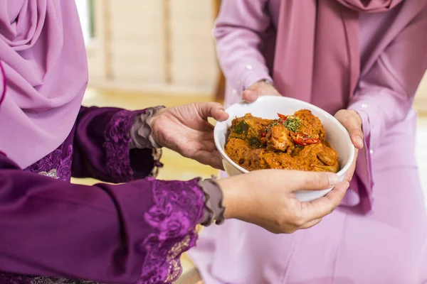 Muzułmańskie Kobiety Trzymające Miskę Kurczaka Rendang — Zdjęcie stockowe