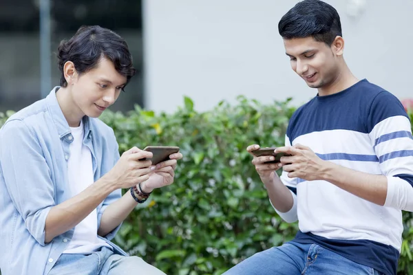 Deux Jeunes Hommes Jouant Des Jeux Mobiles — Photo